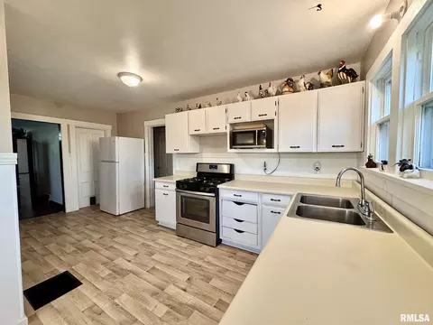 Kitchen - 1392 54th Ave, Avon, IL 61415 photo 2 of 4