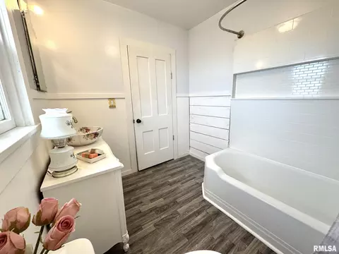 Bath - 1392 54th Ave, Avon, IL 61415 photo 1 of 3