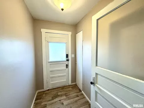 Entry Way - 1392 54th Ave, Avon, IL 61415 photo 5 of 6