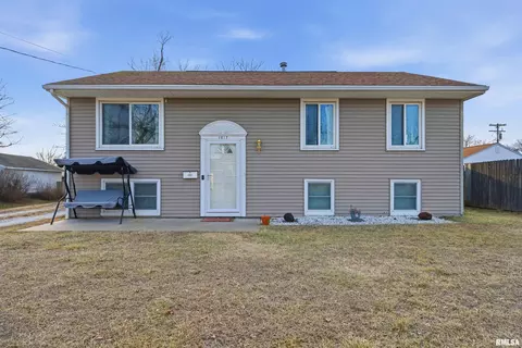 1617 Holiday Dr, Pekin, IL 61554