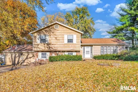 2109 Glenview Dr, Pekin, IL 61554