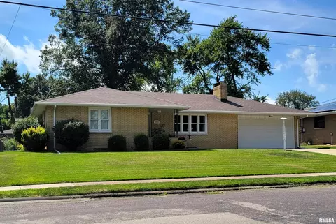 1713 Valle Vista Blvd, Pekin, IL 61554