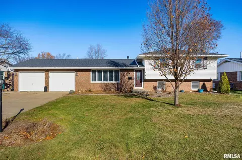 947 E Marshall St, Morton, IL 61550