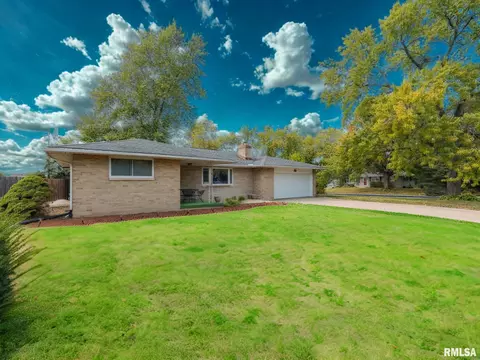 6217 N Knoll Aire Dr, Peoria, IL 61614