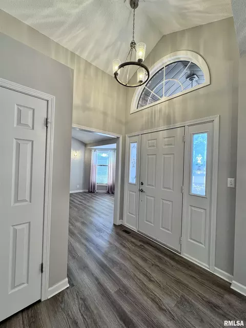 815 E Franklin St, Macomb, IL 61455 photo 2