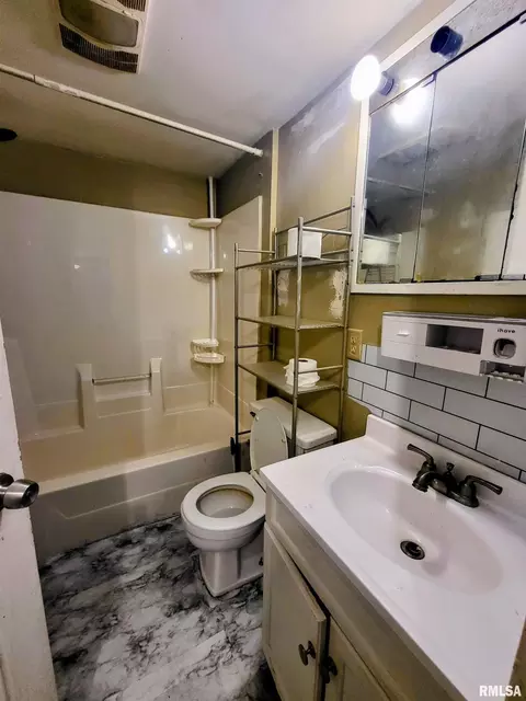 Bath - 722 Monroe St, Kewanee, IL 61443 photo 1 of 1