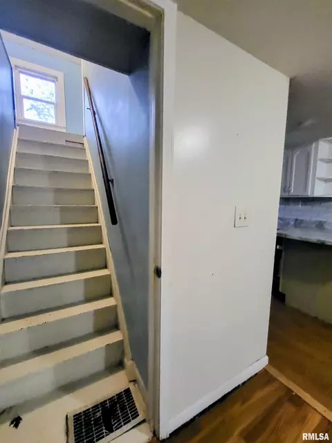 Entry Way - 722 Monroe St, Kewanee, IL 61443 photo 1 of 3