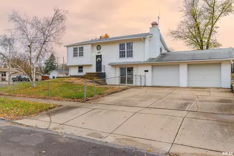 120 Douglas Rd, Marquette Heights, IL 61554
