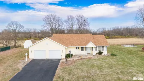 6104 Hartford Dr, Pekin, IL 61554