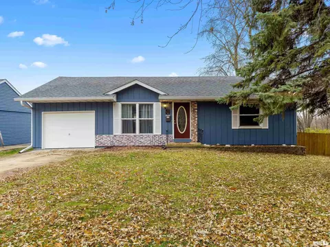 624 S Sweetbriar Dr, Chillicothe, IL 61523