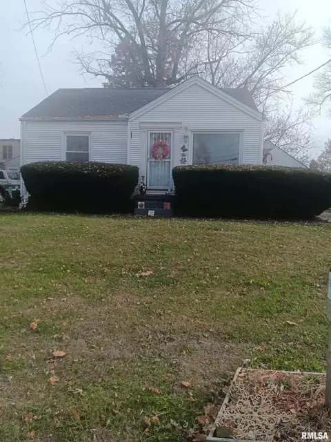 212 Thorncrest Ave, Creve Coeur, IL 61610