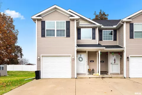 1107 Dixon St, Washington, IL 61571