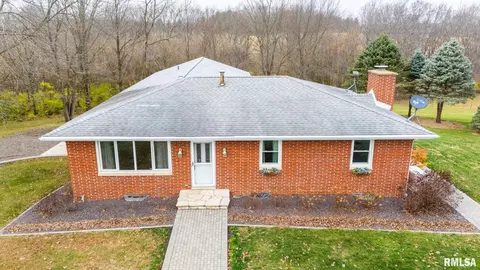 6065 Locust Rd, Delavan, IL 61734