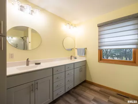 Bath - 6065 Locust Rd, Delavan, IL 61734 photo 1 of 3