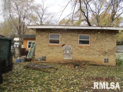 13823 2nd St, Pekin, IL 61554