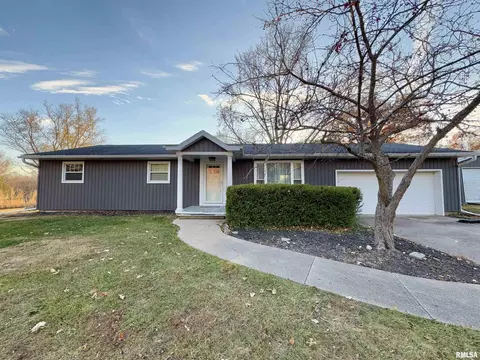 8 Woodland Ln, Macomb, IL 61455