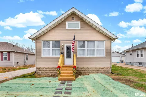 805 Mary St, Pekin, IL 61554