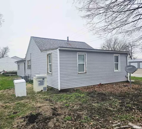 640 Grant Pl, Canton, IL 61520 photo 9
