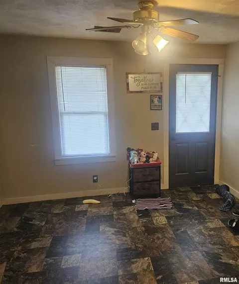 640 Grant Pl, Canton, IL 61520 photo 2