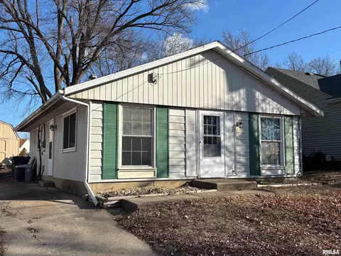 210 Reservoir Rd, Pekin, IL 61554