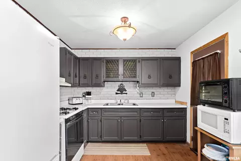 Kitchen - 9603 W Littlefield Dr, Mapleton, IL 61547 photo 2 of 3