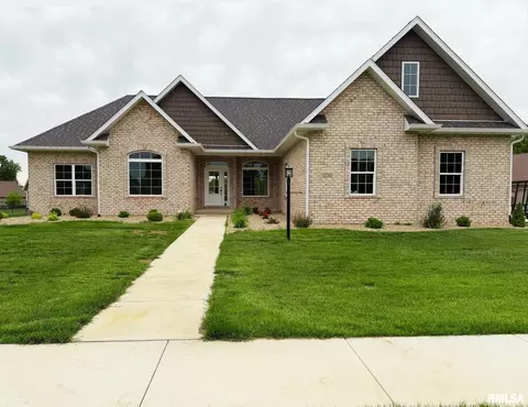 3735 Grandview Ct, Pekin, IL 61554