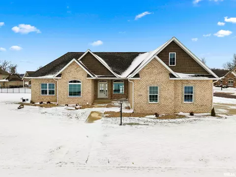 3735 Grandview Ct, Pekin, IL 61554