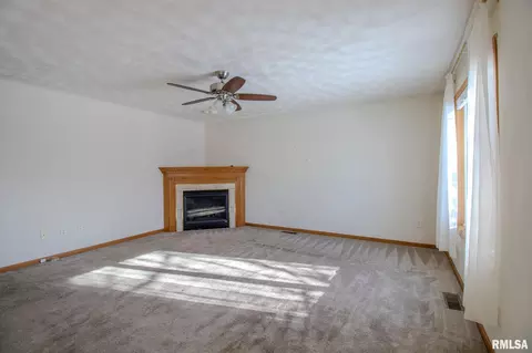 Living - 133 Easy St, Washington, IL 61571 photo 1 of 3