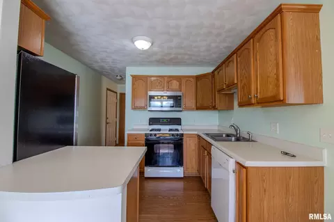 Kitchen - 133 Easy St, Washington, IL 61571 photo 1 of 2