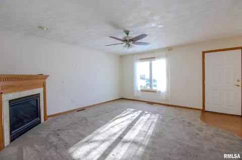 Living - 133 Easy St, Washington, IL 61571 photo 2 of 3