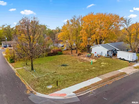 301 Parkway Ln, Pekin, IL 61554