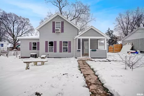 267 N East St, Farmington, IL 61531