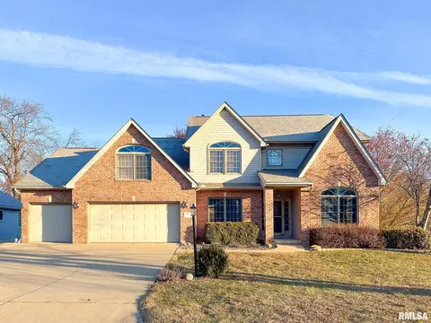 108 Village Dr, Washington, IL 61571