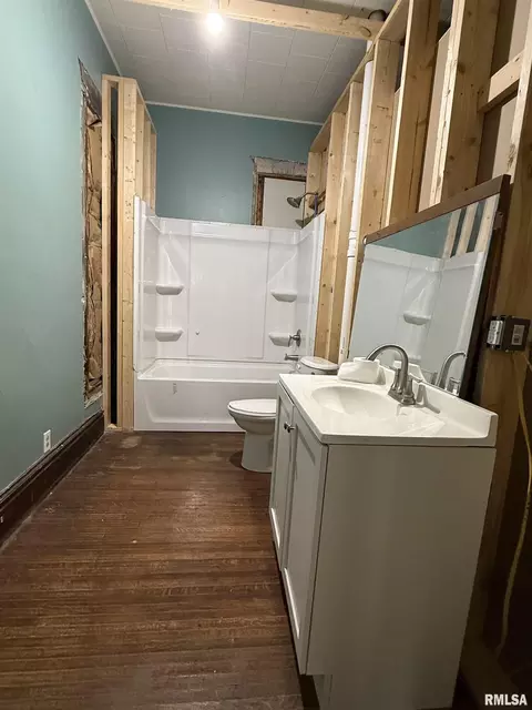 Bath - 409 N Mcarthur St, Macomb, IL 61455 photo 2 of 4