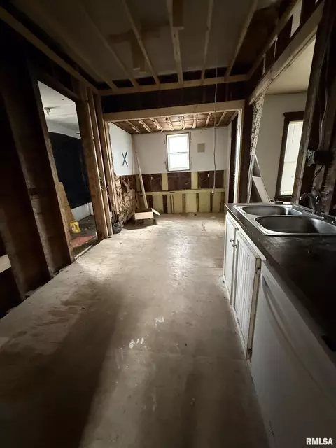 Entry Way - 409 N Mcarthur St, Macomb, IL 61455 photo 2 of 3