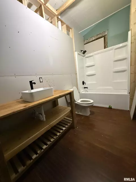 Bath - 409 N Mcarthur St, Macomb, IL 61455 photo 3 of 4