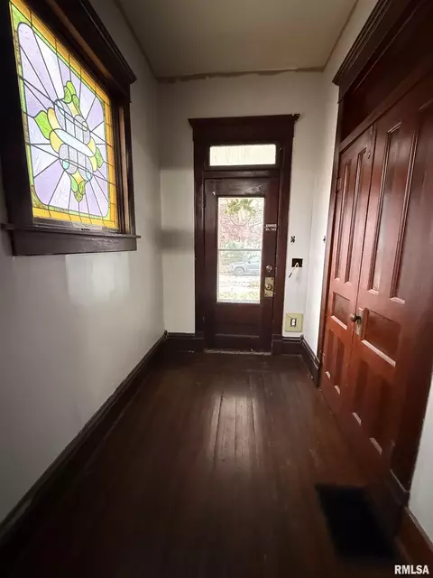 Entry Way - 409 N Mcarthur St, Macomb, IL 61455 photo 1 of 3