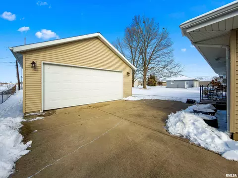 207 Devonshire Rd, Washington, IL 61571 photo 4