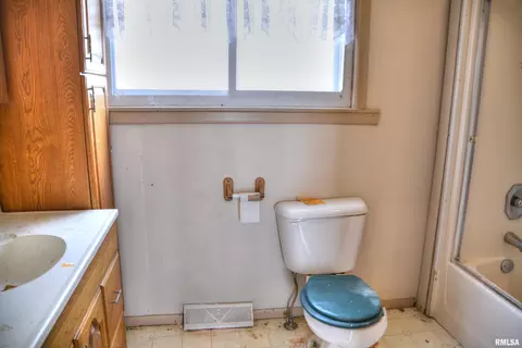 Bath - 509 E Calhoun St, Macomb, IL 61455 photo 1 of 2