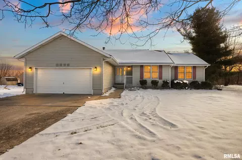 2300 Mayflower Dr, Pekin, IL 61554