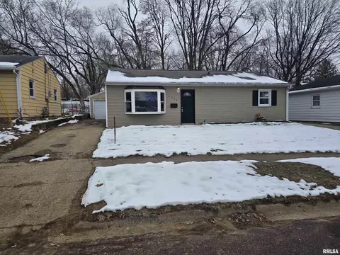 1114 N 15th St, Pekin, IL 61554