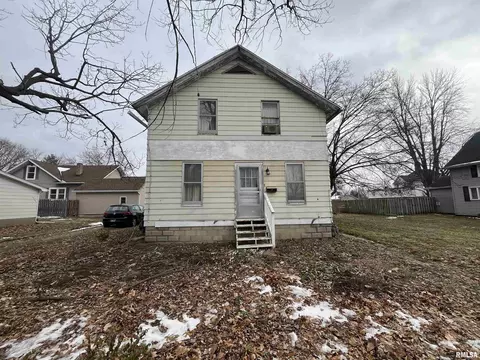 69 N Gold St, Farmington, IL 61531