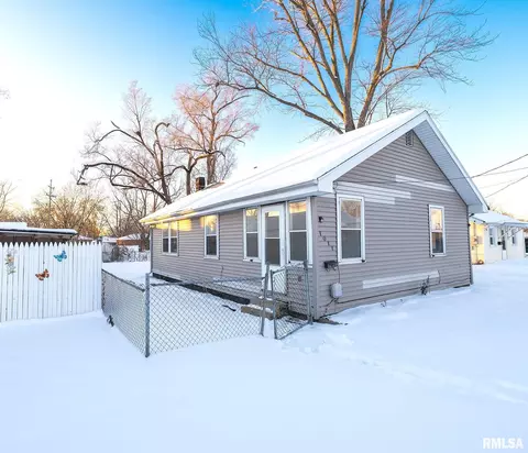 1017 S 12th St, Pekin, IL 61554