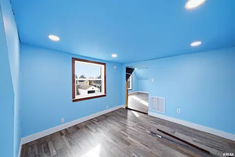 Bedroom - 412 W Maple St, Canton, IL 61520 photo 5 of 6