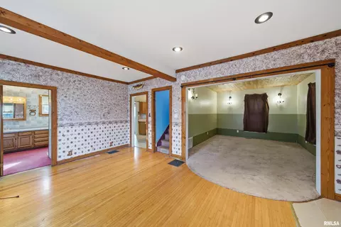Living - 412 W Maple St, Canton, IL 61520 photo 4 of 5