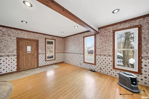 Living - 412 W Maple St, Canton, IL 61520 photo 2 of 5