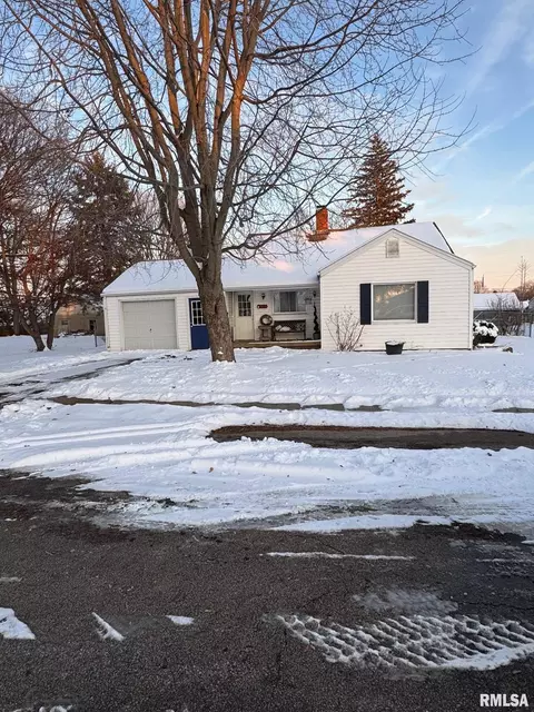210 Maplewood Blvd, Dunlap, IL 61525