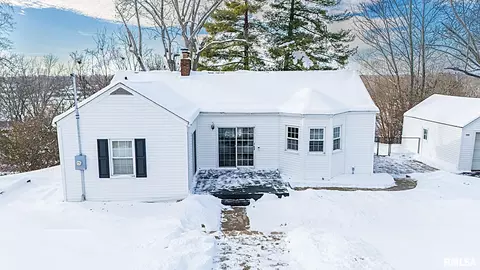 705 Grand View Ave, Pekin, IL 61554
