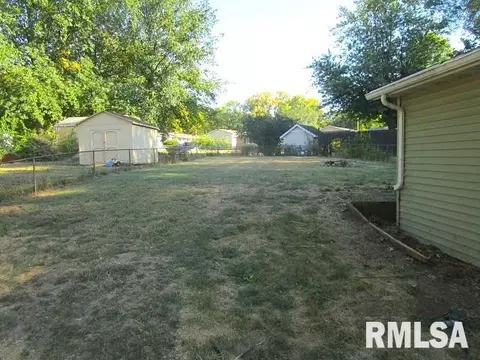 Exterior - 2204 Easter Ave, Pekin, IL 61554 photo 3 of 4
