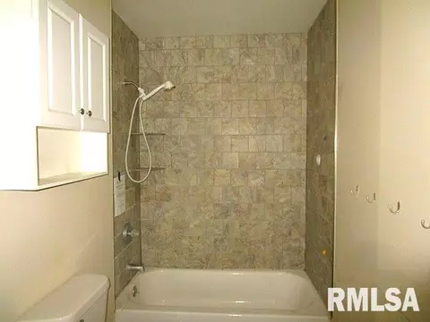 Bath - 2204 Easter Ave, Pekin, IL 61554 photo 2 of 3